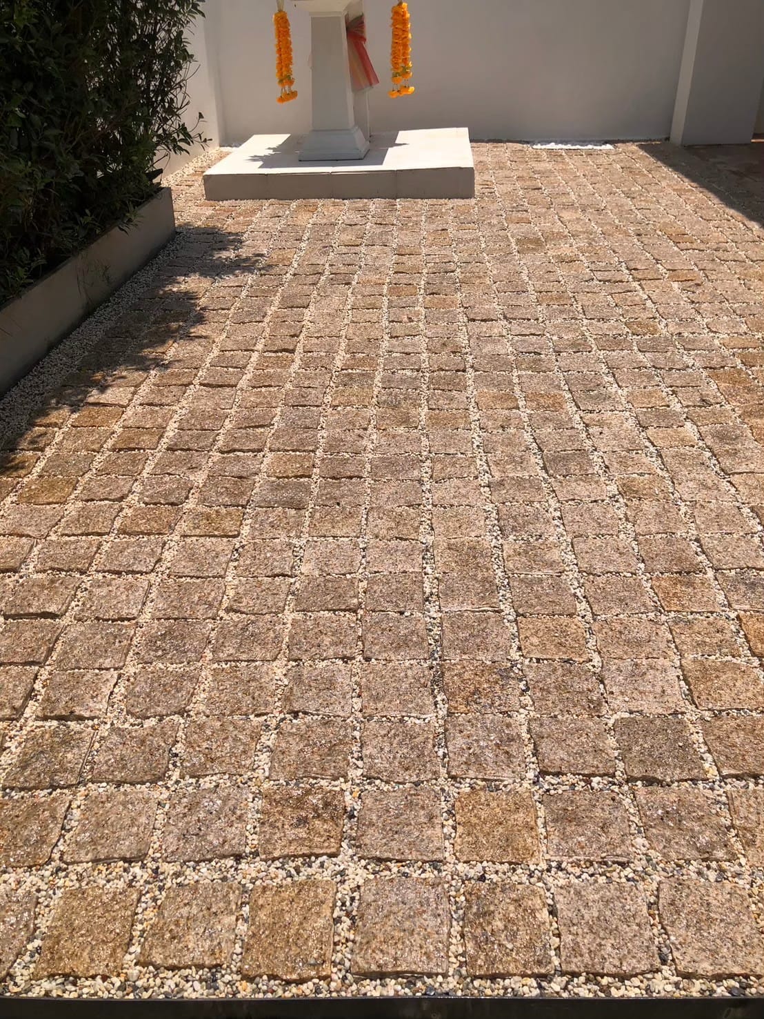 หินลูกเต๋าปูพื้น COBBLESTONE แบบแผ่นสำเร็จ MODERN DECOR รุ่นคลาสสิก ผิวธรรมชาติ ข้างตัดธรรมชาติ 50X50X3 ซม. หินธรรมชาติแกรนิตสีเหลือง ลายเรียงตรง_4